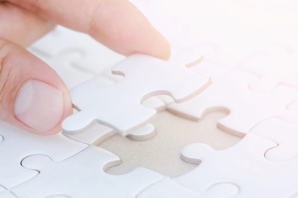 Solutions-main-puzzle-blanc-gros-plan-scaled.jpg